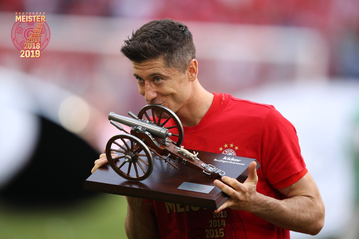 «Бавария» перед расставанием с Рибери и Роббеном 29-й раз стала чемпионом Германии (фото, видео)