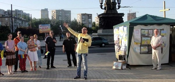 Боевики ДНР заявили, что расстреляют всех, кто соберется для молитвы за Украину, — пастор из Донецка