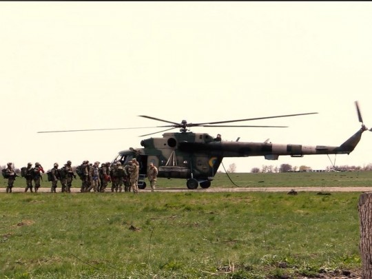 Бойцы ВСУ десантировались на Донбассе без парашютов: появилось мощное видео