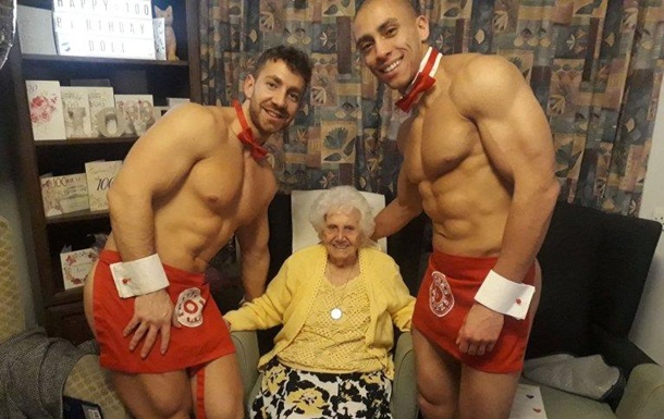 Британку на 100-летие поздравили голые официанты