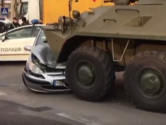 БТР наехал на легковушку в Ровенской области (видео)