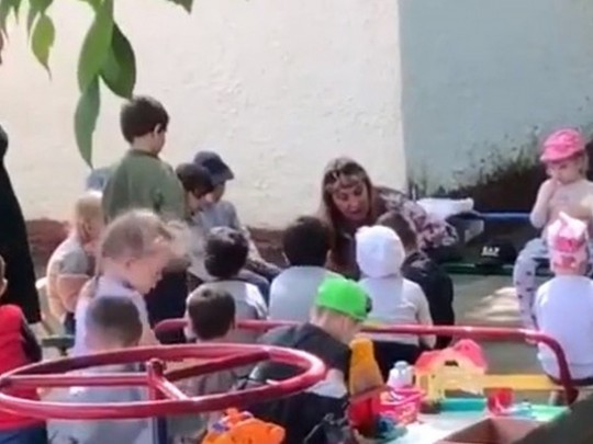 «Целуй землю»: в сеть попало видео жестоких издевательств заведующей детсадом над ребенком в России