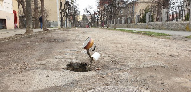 Чайник, універсальний, на паличці: як у Чернівцях перекрили аварійну дорогу – комічні фото