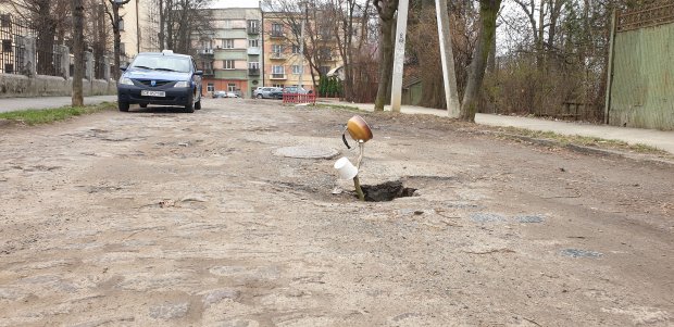 Чайник, універсальний, на паличці: як у Чернівцях перекрили аварійну дорогу – комічні фото