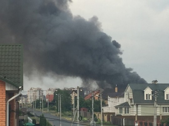 Черный дым было видно за несколько километров: масштабный пожар охватил склады под Киевом (видео)