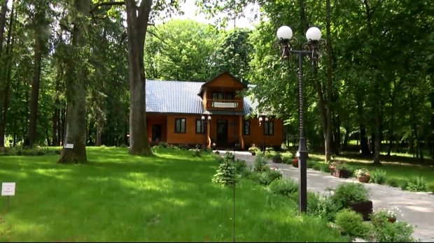 Чиновник сделал элитный курорт в государственном ботаническом заказнике: впечатляющие фото