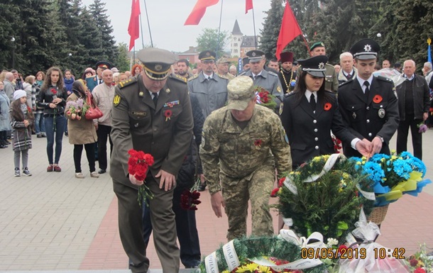 Чиновники Белой Церкви и нардеп шли под коммунистическими флагами
