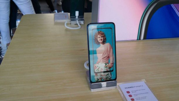 Cмартфон Huawei P smart Z представили в Україні: перший смартфон компанії з висувною камерою