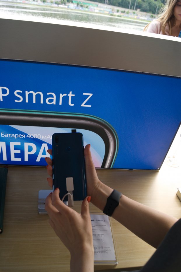 Cмартфон Huawei P smart Z представили в Україні: перший смартфон компанії з висувною камерою