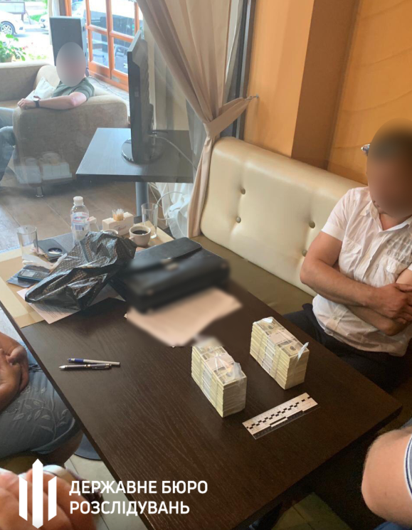 ДБР викрило чиновників і поліцейського на хабарі у півмільйона доларів: фото