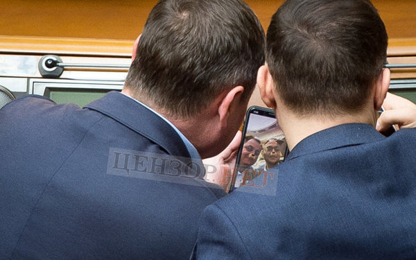 Делали селфи в масках собак: известных нардепов засекли в Раде за странным занятием (фото)