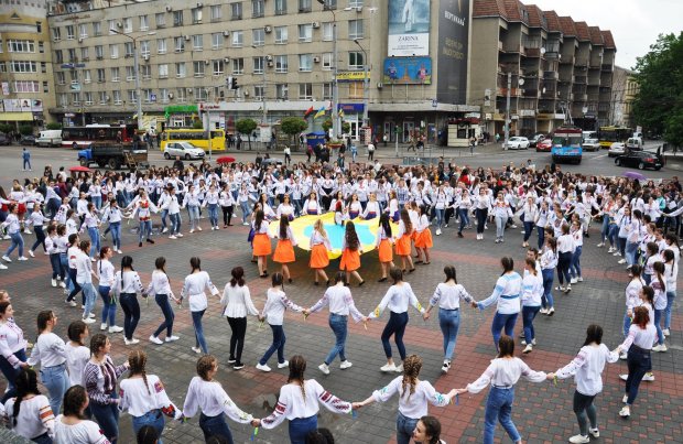 День вышиванки: как празднуют украинцы в разных городах – невероятные фото и видео