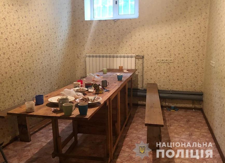 Держали за решетками и били: под Запорожьем разоблачили фейковый «медцентр» (фото, видео)