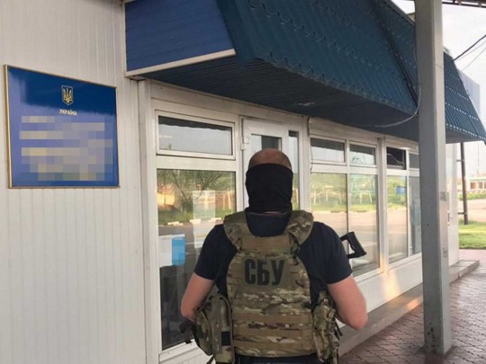Десять лет за помощь «пенсионерам» ОРДЛО: пограничника разоблачили на взятках в 150 тысяч грн (фото)