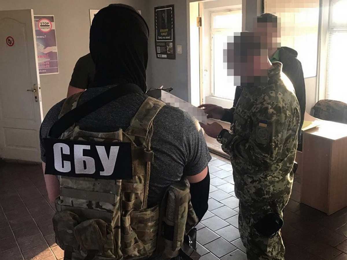 Десять лет за помощь «пенсионерам» ОРДЛО: пограничника разоблачили на взятках в 150 тысяч грн (фото)