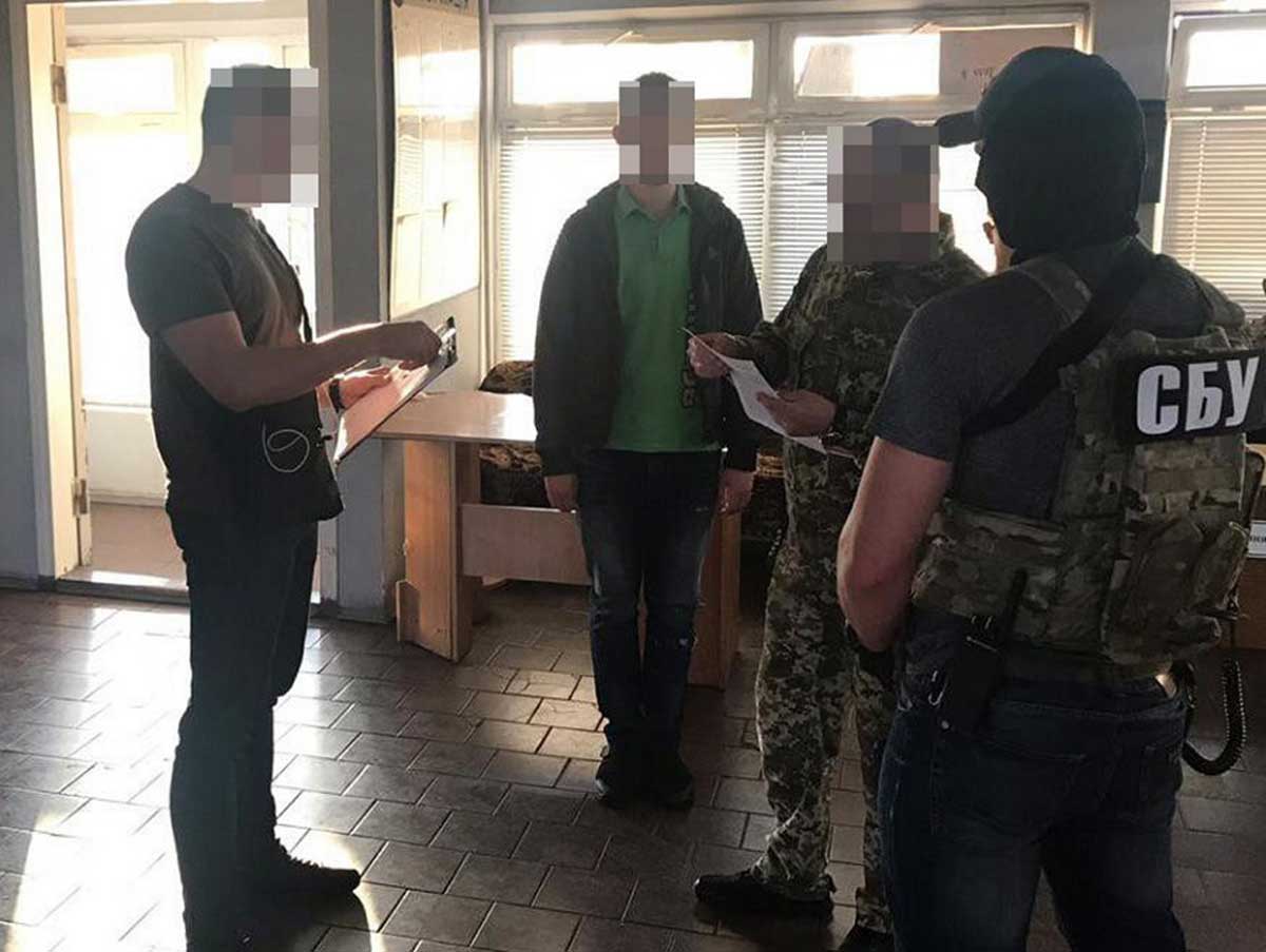 Десять лет за помощь «пенсионерам» ОРДЛО: пограничника разоблачили на взятках в 150 тысяч грн (фото)