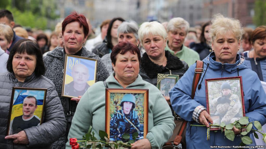 Душа разрывается от этих фото: в Киеве прошел марш матерей и жен погибших участников ООС (фото)
