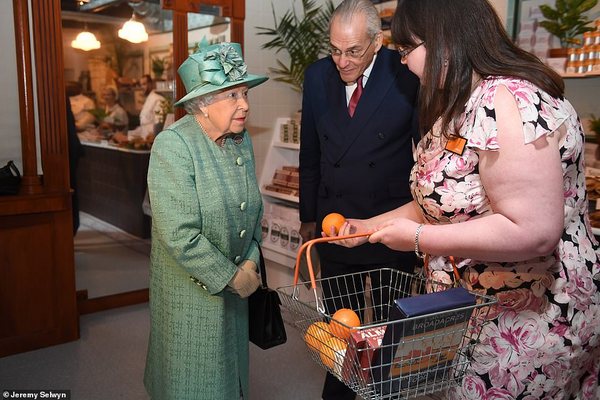 Елизавета II посетила супермаркет и поинтересовалась, нельзя ли обмануть кассу самообслуживания (фото, видео)