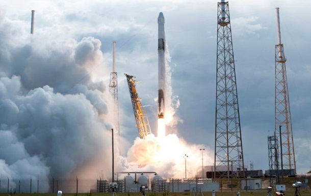 Falcon 9 вывела на орбиту корабль с грузом для МКС