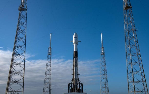 Falcon 9 вывела на орбиту лунный зонд и спутник