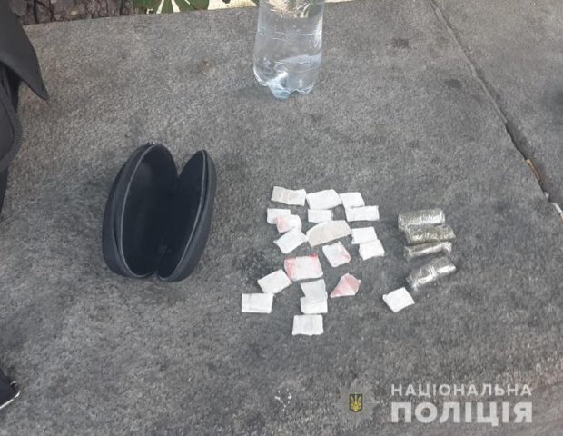 Фельдшер пытался пронести наркотики в СИЗО: полиция его задержала – фото