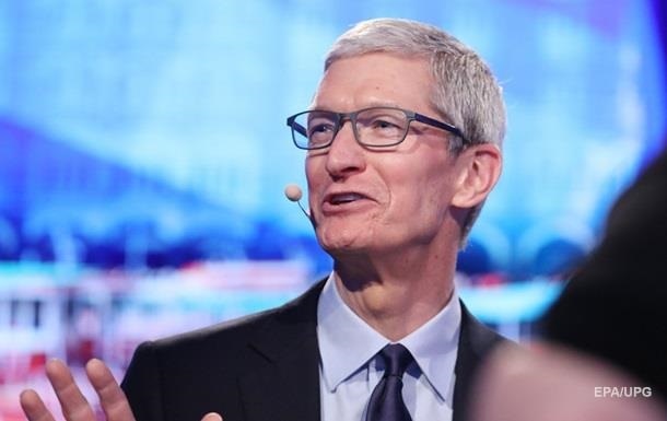 Глава Apple получил премию в 12 млн долларов