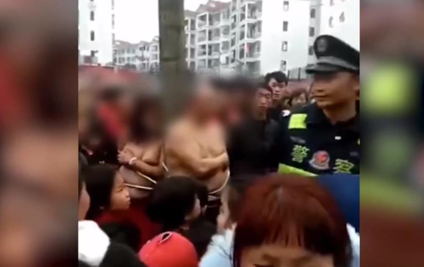 Голого изменника и любовницу привязали к дереву