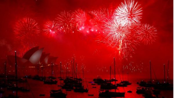 Грандиозные фейерверки в Лондоне, мороз в Нью-Йорке, сгоревшая новогодняя елка в Южно-Сахалинске (фото, видео)