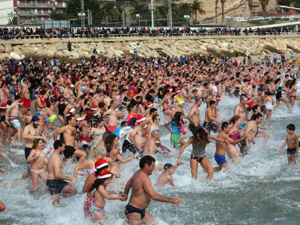 Грандиозные фейерверки в Лондоне, мороз в Нью-Йорке, сгоревшая новогодняя елка в Южно-Сахалинске (фото, видео)
