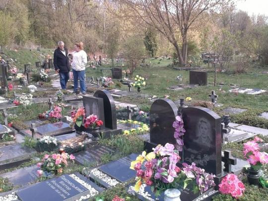 Гробки: что полагается готовить на поминальный обед и как вести себя на кладбище