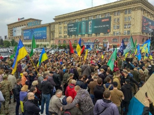 «Харьков против русского мира»: сеть впечатлили фото противников сноса волонтерской палатки в центре города