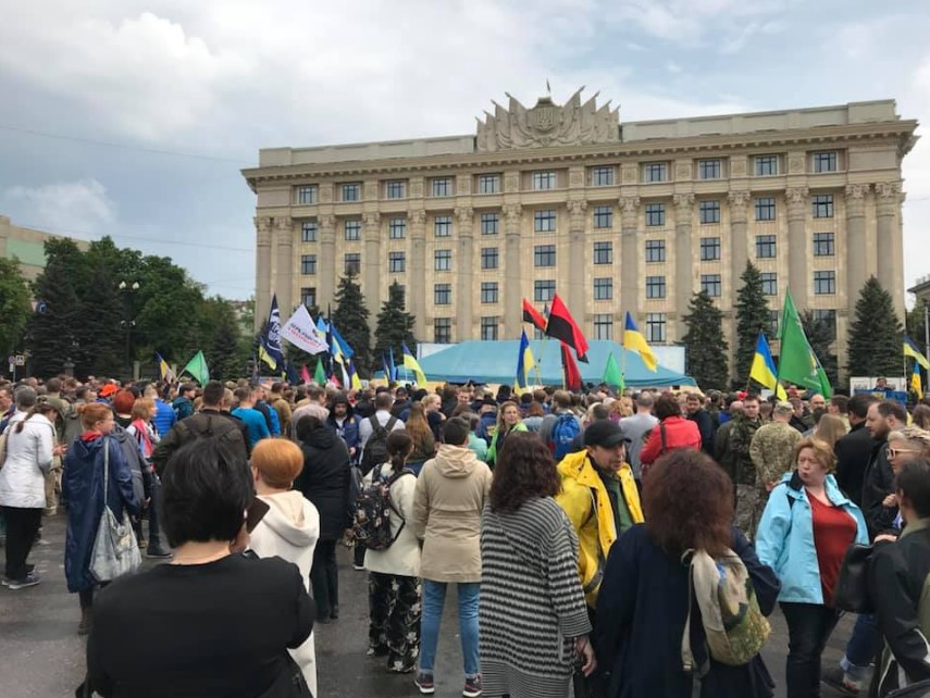 «Харьков против русского мира»: сеть впечатлили фото противников сноса волонтерской палатки в центре города