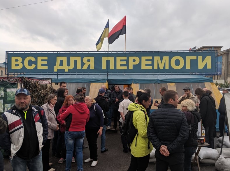 «Харьков против русского мира»: сеть впечатлили фото противников сноса волонтерской палатки в центре города