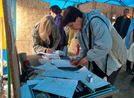 «Харьков против русского мира»: сеть впечатлили фото противников сноса волонтерской палатки в центре города