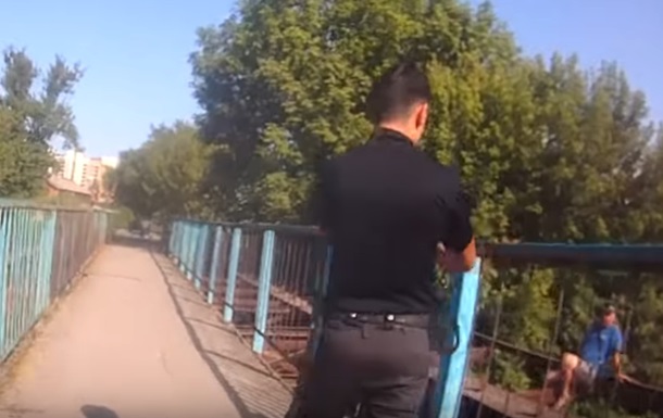 Харьковские патрульные спасли мужчину от самоубийства