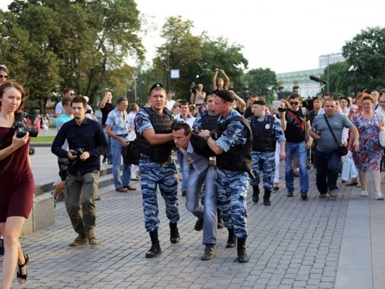 Ходил в центре Москвы в маске Путина и табличкой «Военный преступник»: в России вынесли приговор участнику АТО