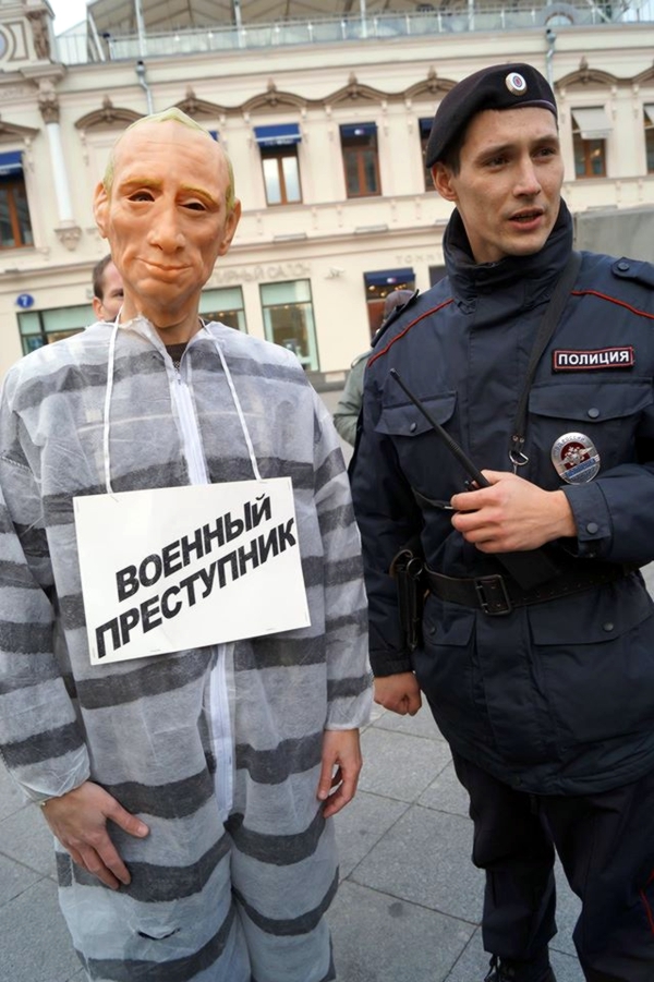 Ходил в центре Москвы в маске Путина и табличкой «Военный преступник»: в России вынесли приговор участнику АТО