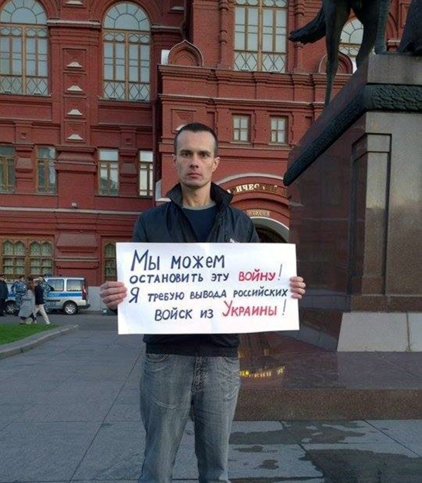 Ходил в центре Москвы в маске Путина и табличкой «Военный преступник»: в России вынесли приговор участнику АТО