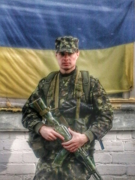 Ходил в центре Москвы в маске Путина и табличкой «Военный преступник»: в России вынесли приговор участнику АТО