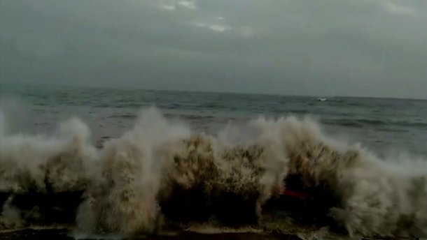Индию накрывает мощный циклон Ваю, тысячи людей эвакуируют: фото, видео