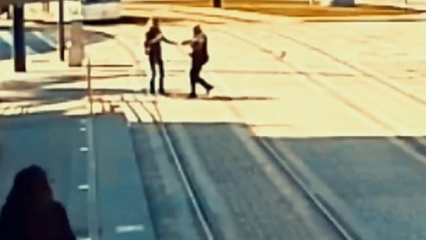 Испанский коп спас слепую девушку из-под колес трамвая: видео
