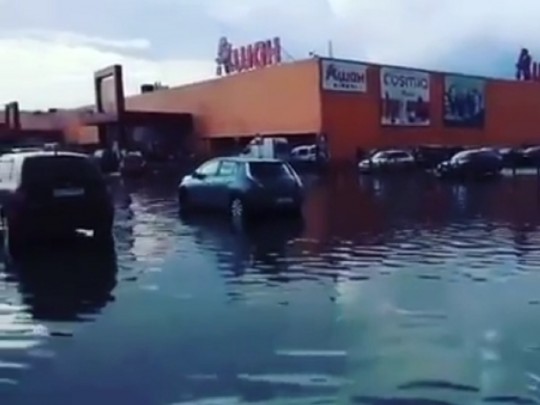 Из-за сильного дождя улицы Киева начали уходить под воду: видео потопа на Святошино и возле ТЦ Lavina