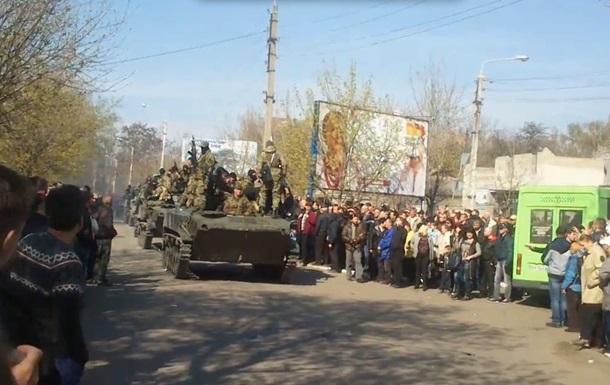 Как на Юго-Востоке захватывали правительственные БТРы. ВидеоподборкаСюжет