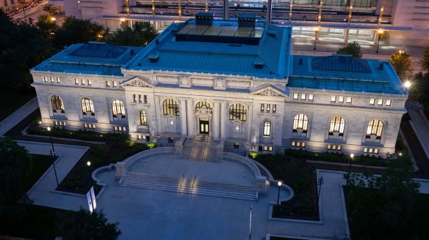Как старинная библиотека превратилась в современный Apple Store: фото