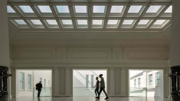 Как старинная библиотека превратилась в современный Apple Store: фото