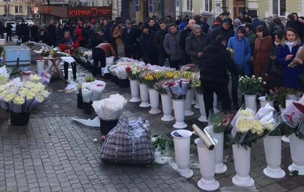 Канун 8 марта в Украине: очереди и цветы на развес