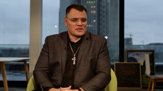 Капелан, який всиновив 33 дітей і врятував життя тисячам наркозалежних: зворушлива історія