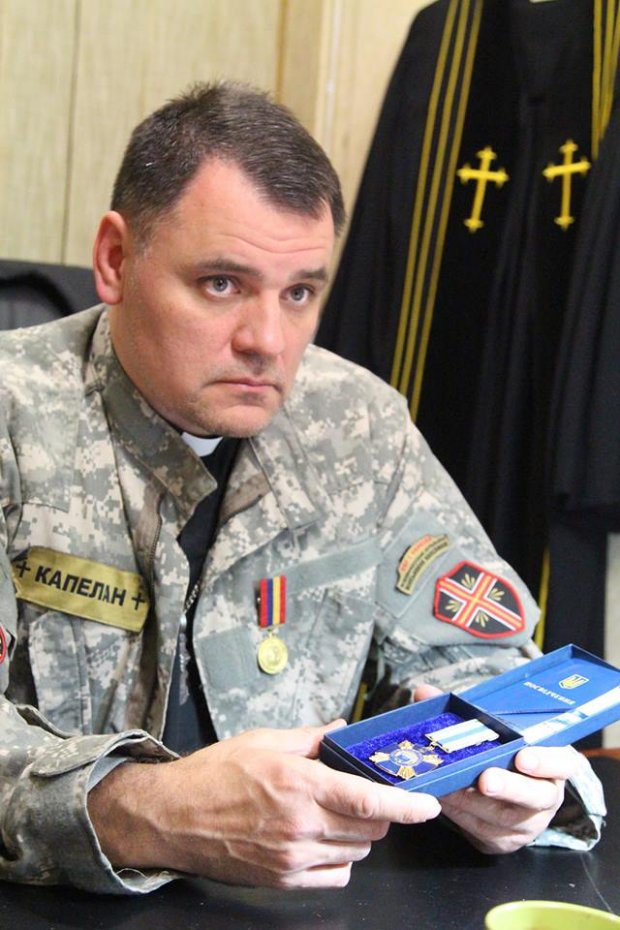 Капелан, який всиновив 33 дітей і врятував життя тисячам наркозалежних: зворушлива історія