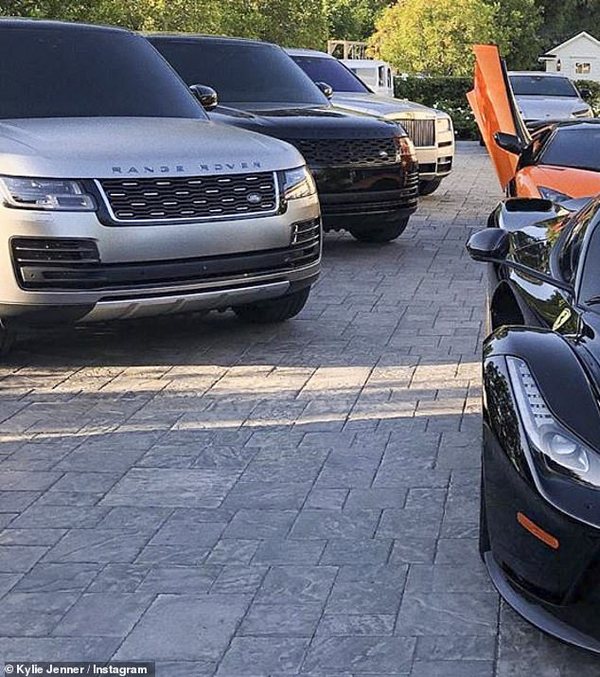Кайли Дженнер показала свою коллекцию дорогих автомобилей (фото)