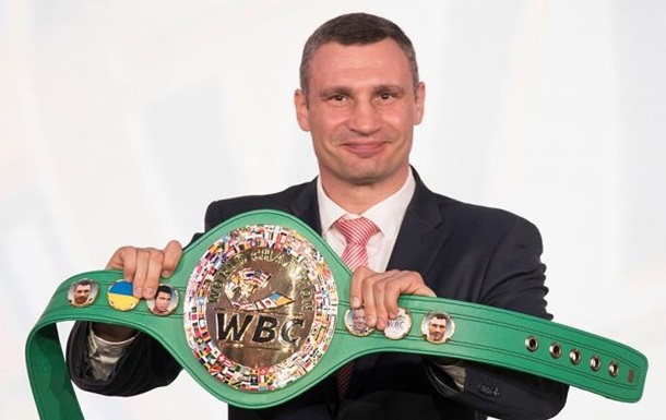 Кличко первым получил пояс WBC с украинским флагом